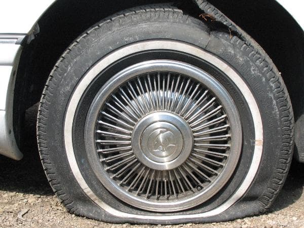 Wystrzał opony podczas jazdy jak się zachować