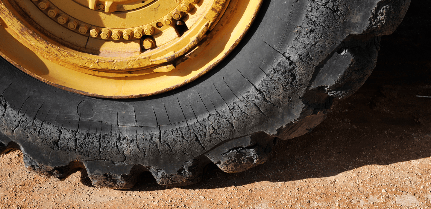 Jak rozpoznać oznaki nieprawidłowego zużycia opony rolniczej?