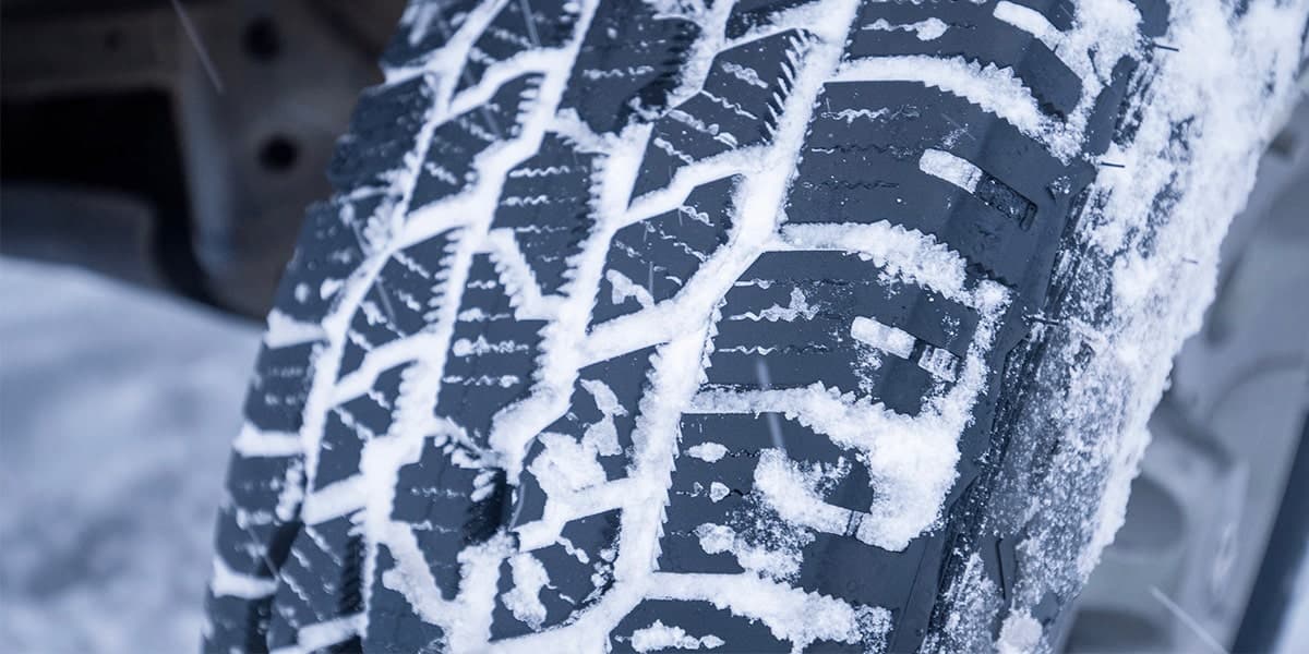 Przyczepność na śniegu, co warto wiedzieć by uniknąć poślizgu