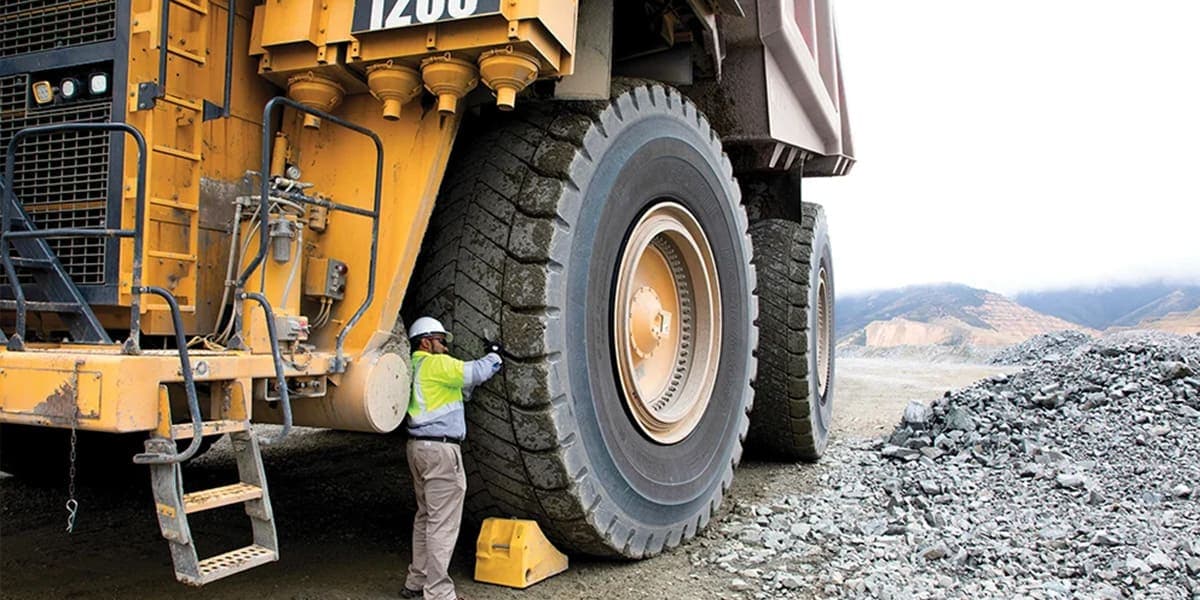 Serwisowanie opon wielkogabarytowych: Kluczowe aspekty dla bezpiecznej i skutecznej obsługi
