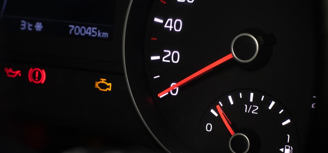 Zapaliła Ci się kontrolka Check Engine? Sprawdź, co to oznacza i czy możesz jechać dalej