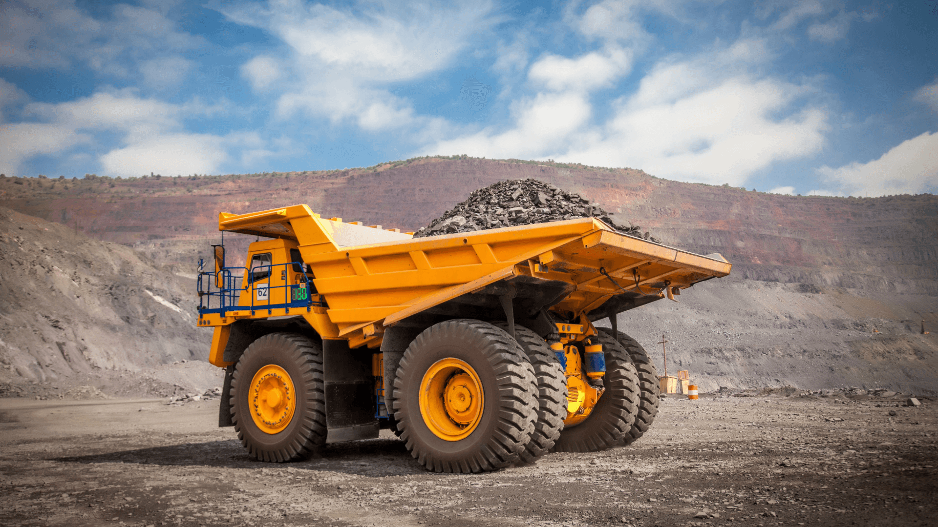 Wozidło technologiczne BelAZ w kopalni odkrywkowej – gigantyczne opony OTR do ciężkiego transportu wydobywczego.