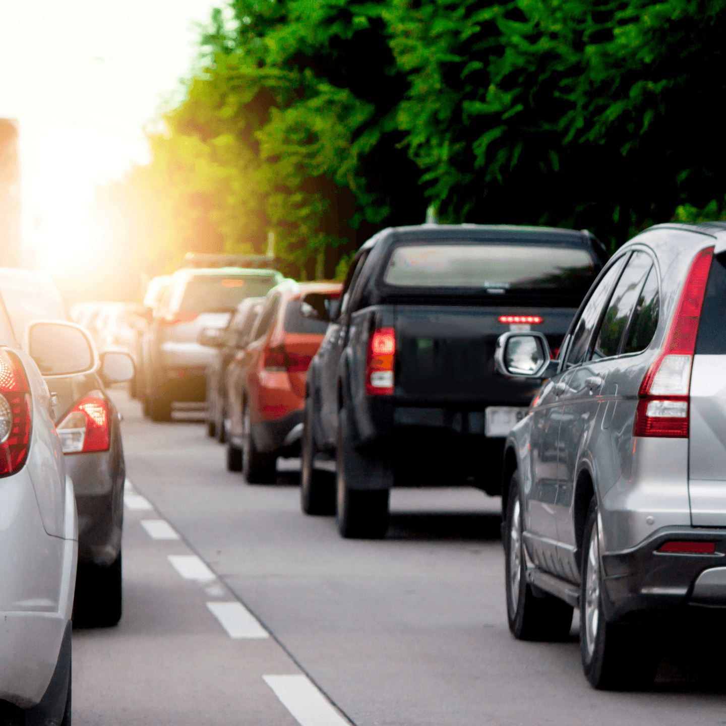 Samochody stojące w korku w słoneczny dzień – bezpieczeństwo opon w ruchu miejskim