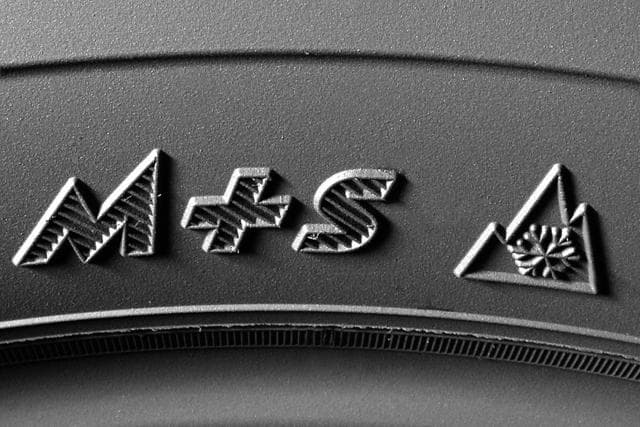 Oznaczenia na oponie zimowej M+S oraz symbol 3PMSF (śnieżynka na tle trzech szczytów)