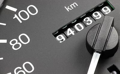 Przebieg samochodu na liczniku kilometrów – wpływ zużycia opon na eksploatację.
