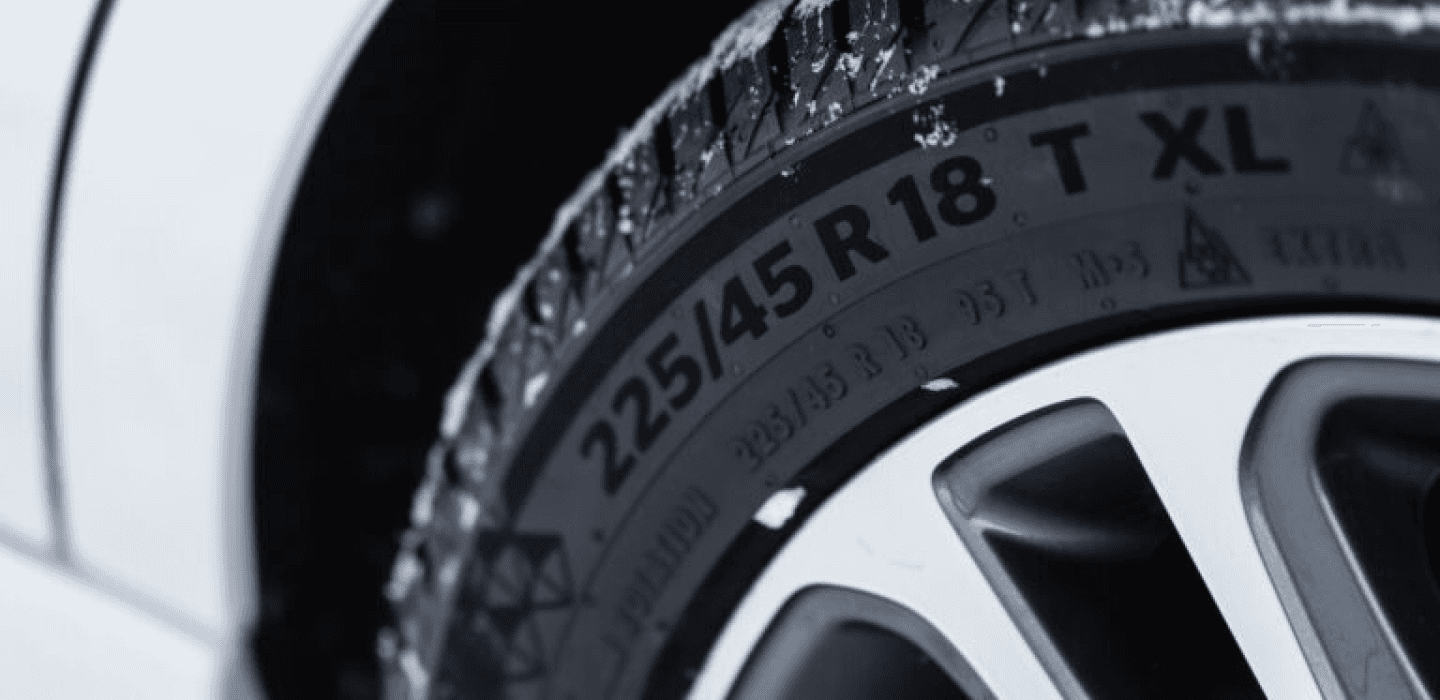 Jak czytać rozmiar opony - wyjaśnienie parametrów 225/45 R18 na boku opony