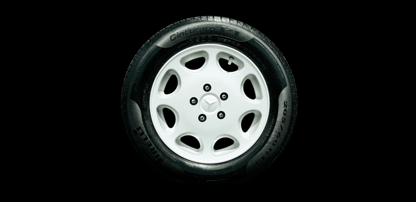 Opona letnia Pirelli Cinturato P1 Verde na klasycznej feldze Mercedes-Benz – widok z boku na czarnym tle.