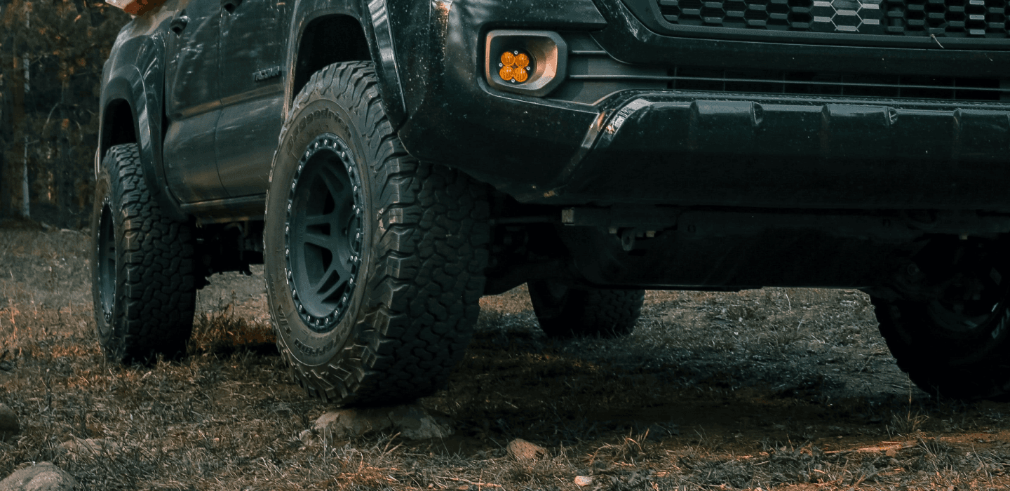 Zbliżenie na przednie koło pick-upa z oponą terenową BFGoodrich All-Terrain T/A KO2 i felgą typu beadlock.