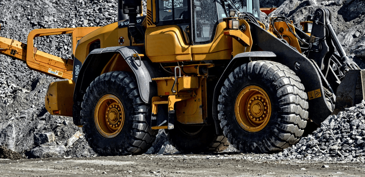 Zbliżenie na opony OTR ładowarki kołowej Volvo podczas pracy w kamieniołomie – ogumienie do ciężkiego sprzętu.