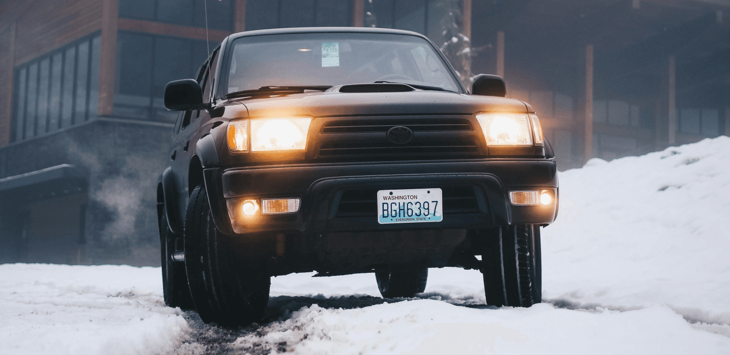 Czarny samochód terenowy Toyota 4Runner na ośnieżonej drodze – opony 4x4 do jazdy w zimie.