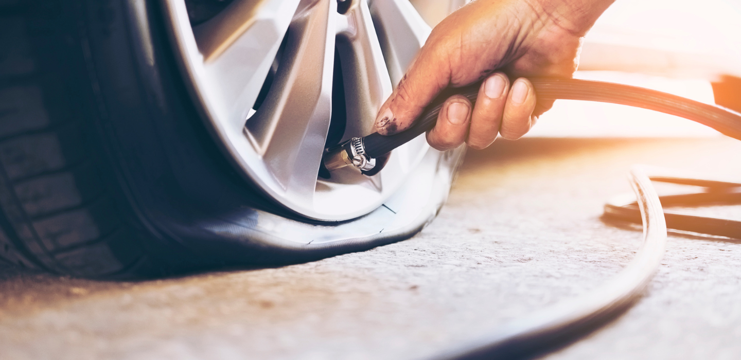 zdjęcie pompowanej opony samochodowej