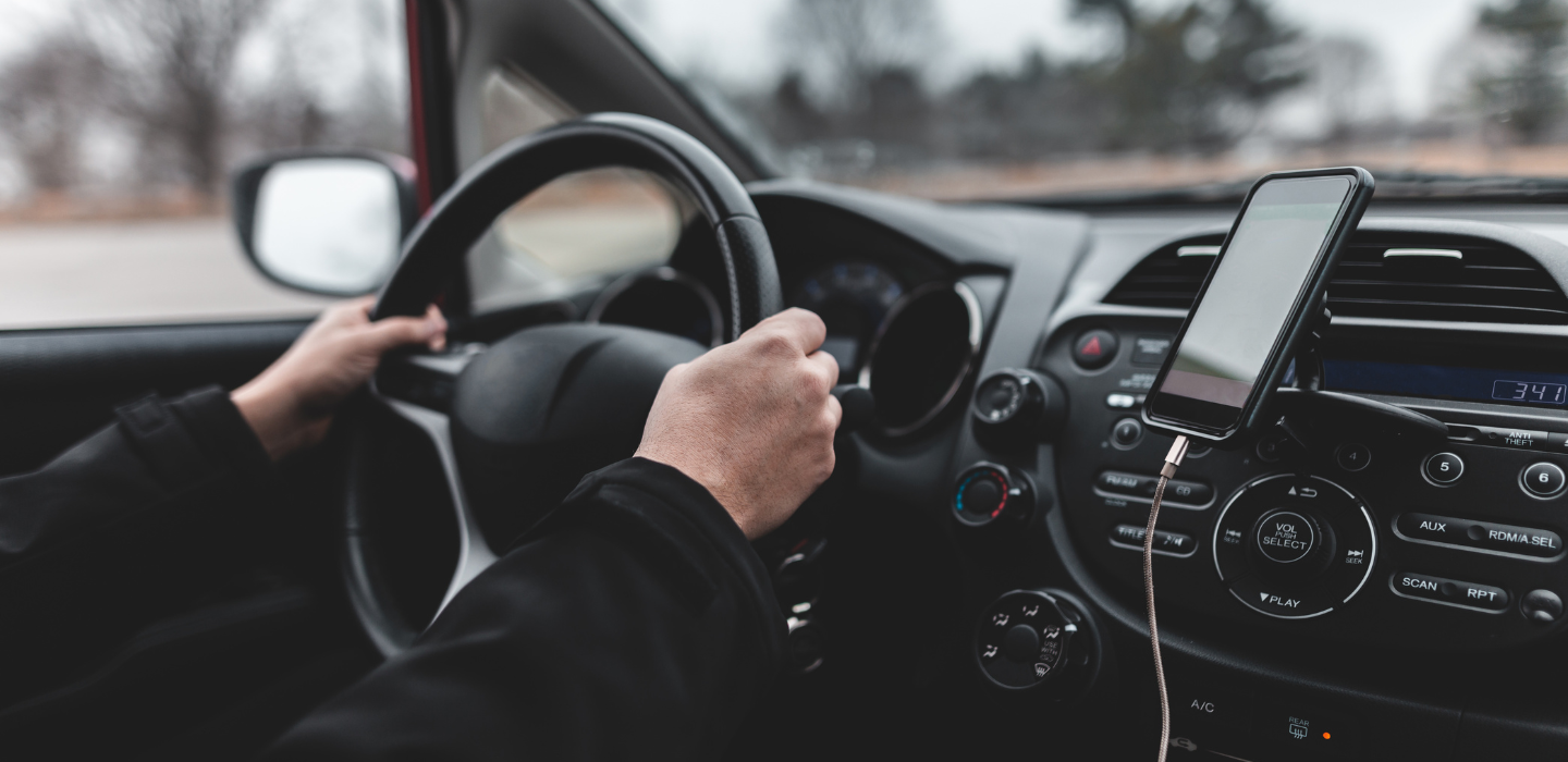 zdjęcie kierowcy jadącego samochodem