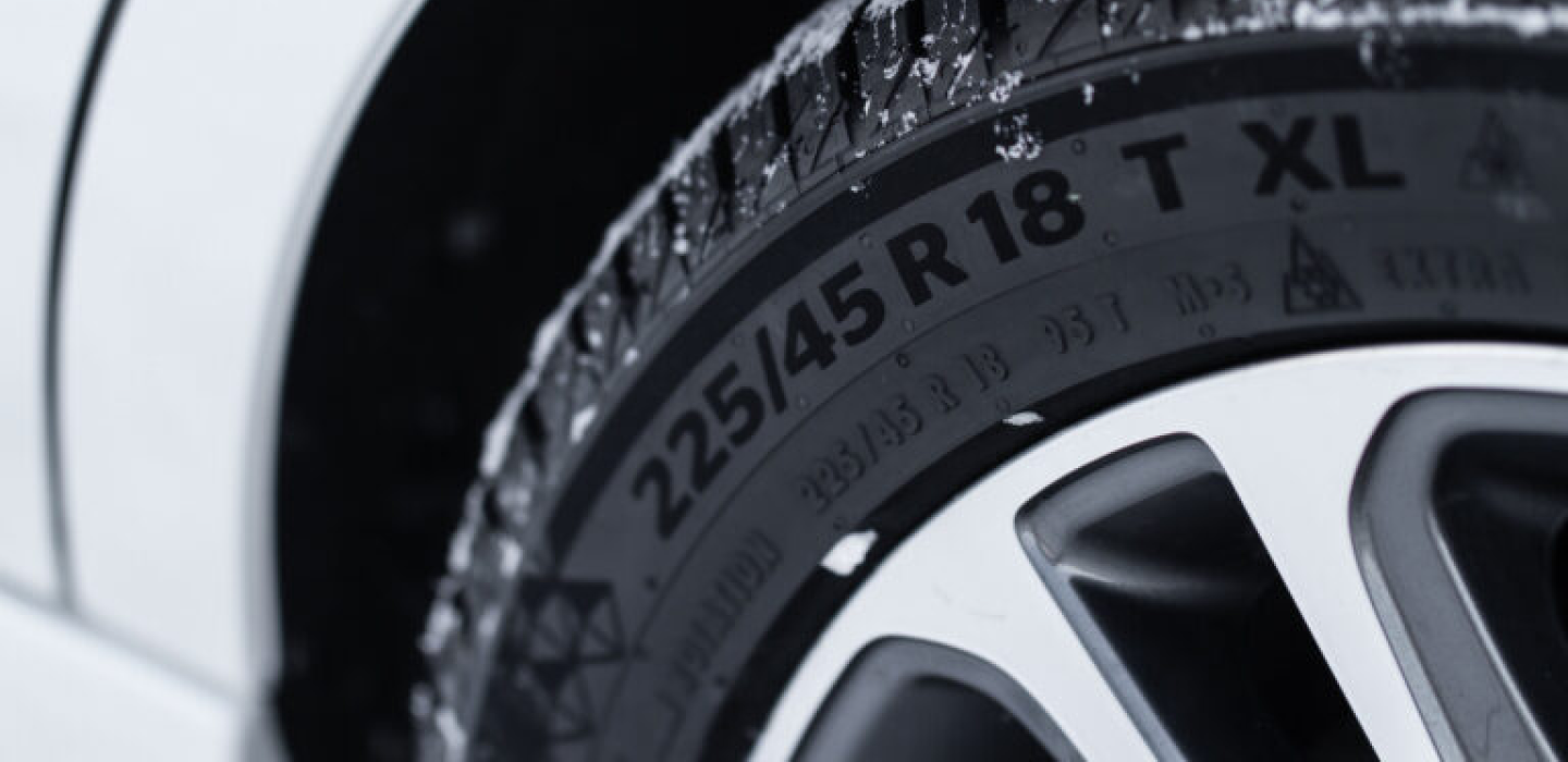 zdjęcie opony z informacjami o rozmiarze