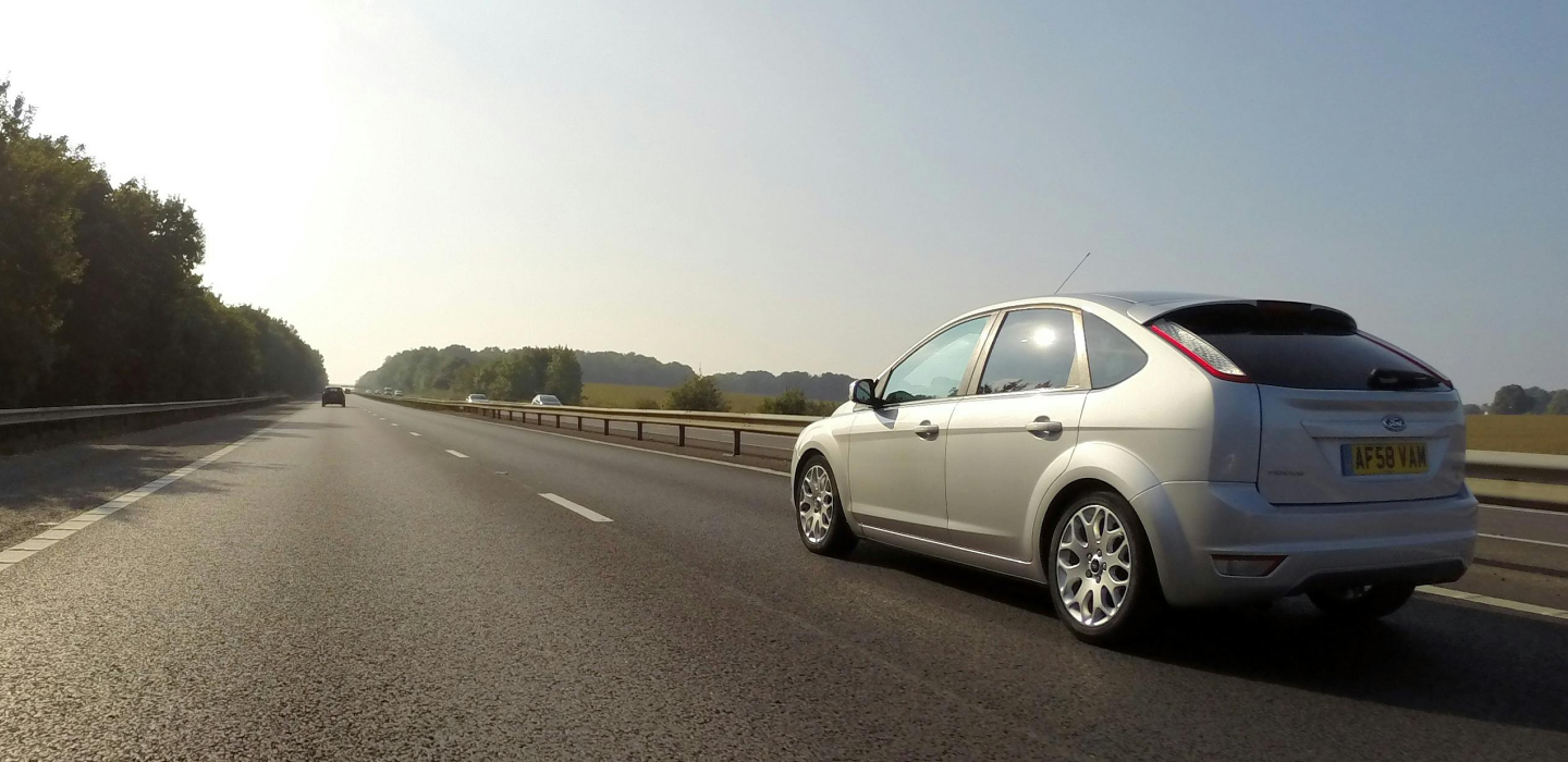 zdjęcie auta na drodze publicznej