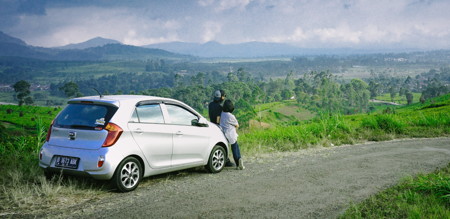 zdjęcie auta stojącego na poboczu nieutwardzonej drogi