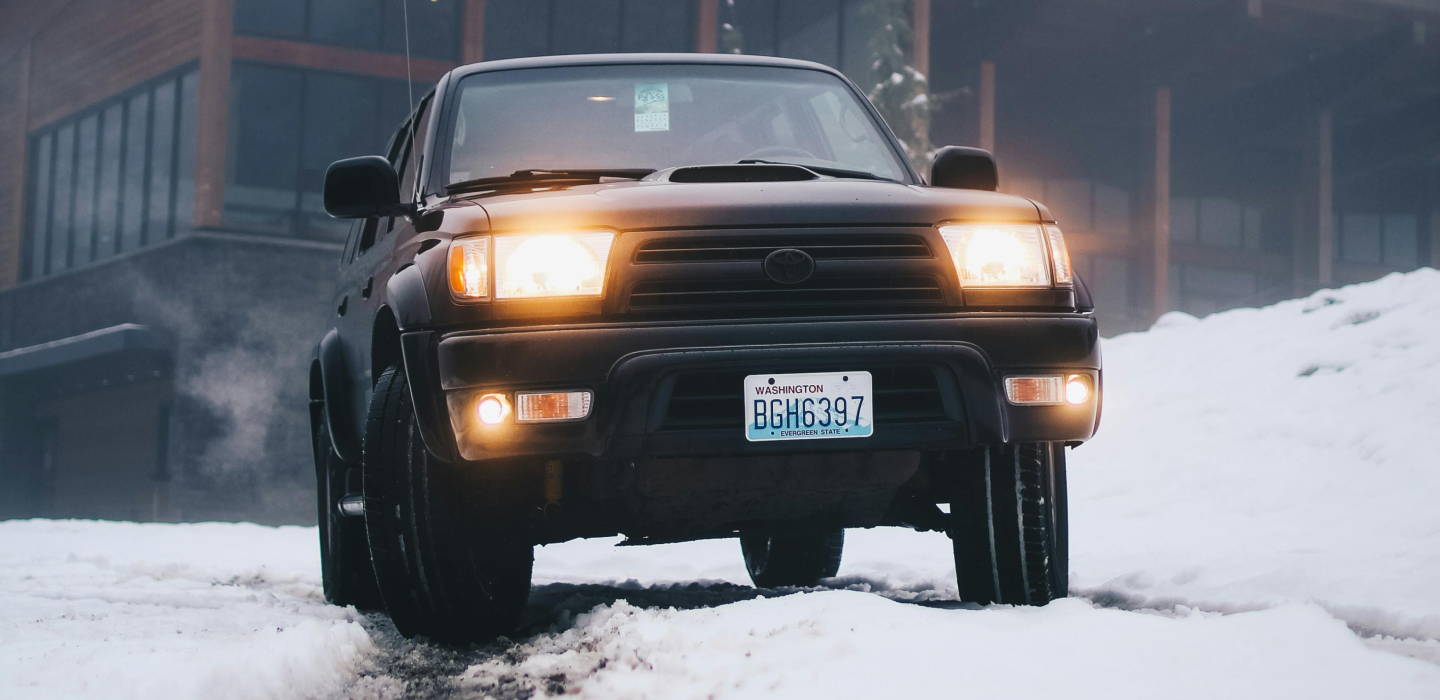 zdjęcie samochodu terenowego w śniegu