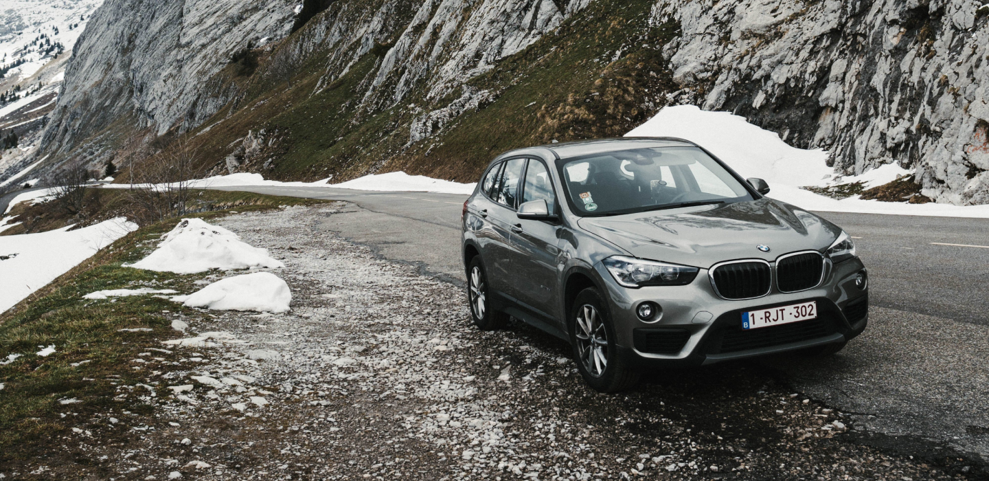 zdjęcie auta na drodze górskiej