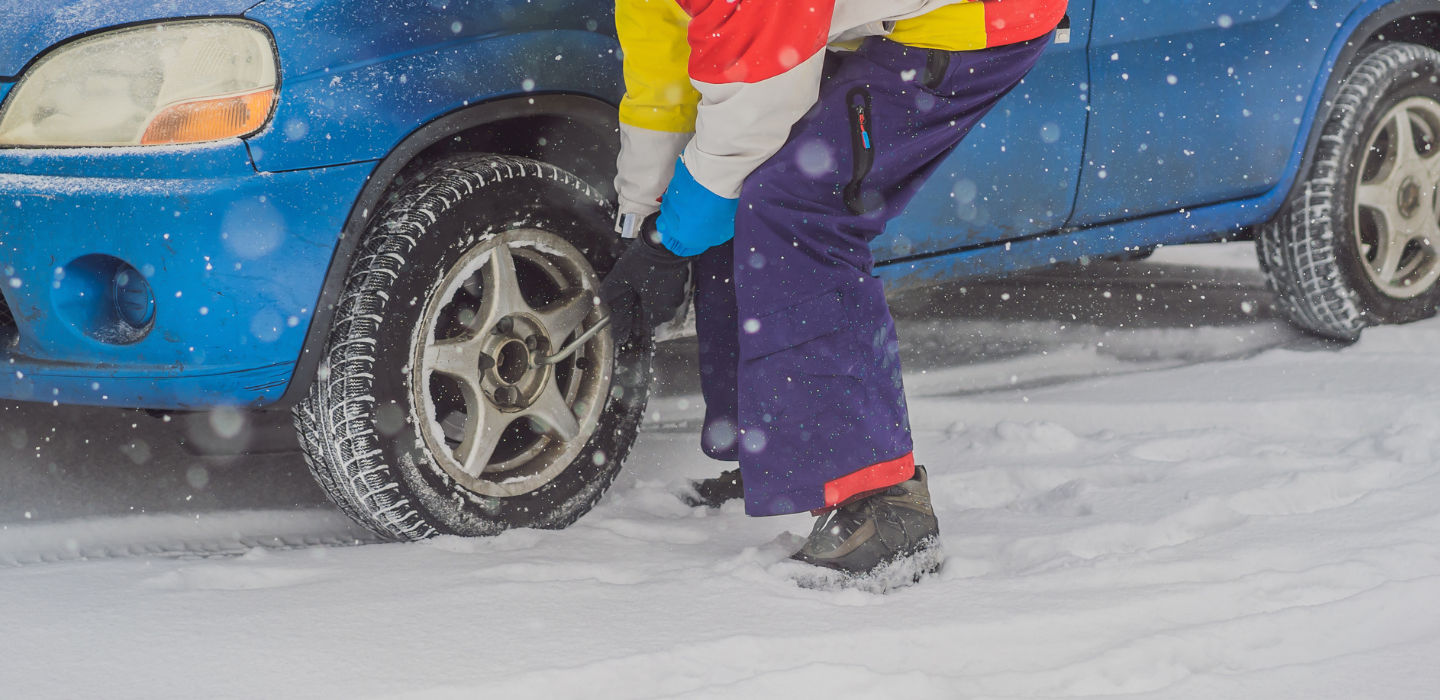 zdjęcie wymiany opony zimowej w warunkach polowych