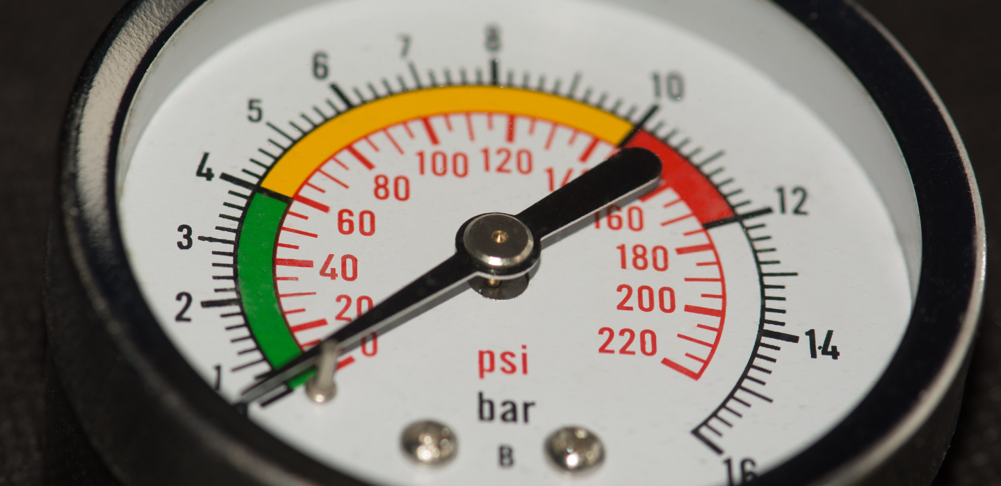 zdjęcie wymiany opony zimowej w warunkach polowych