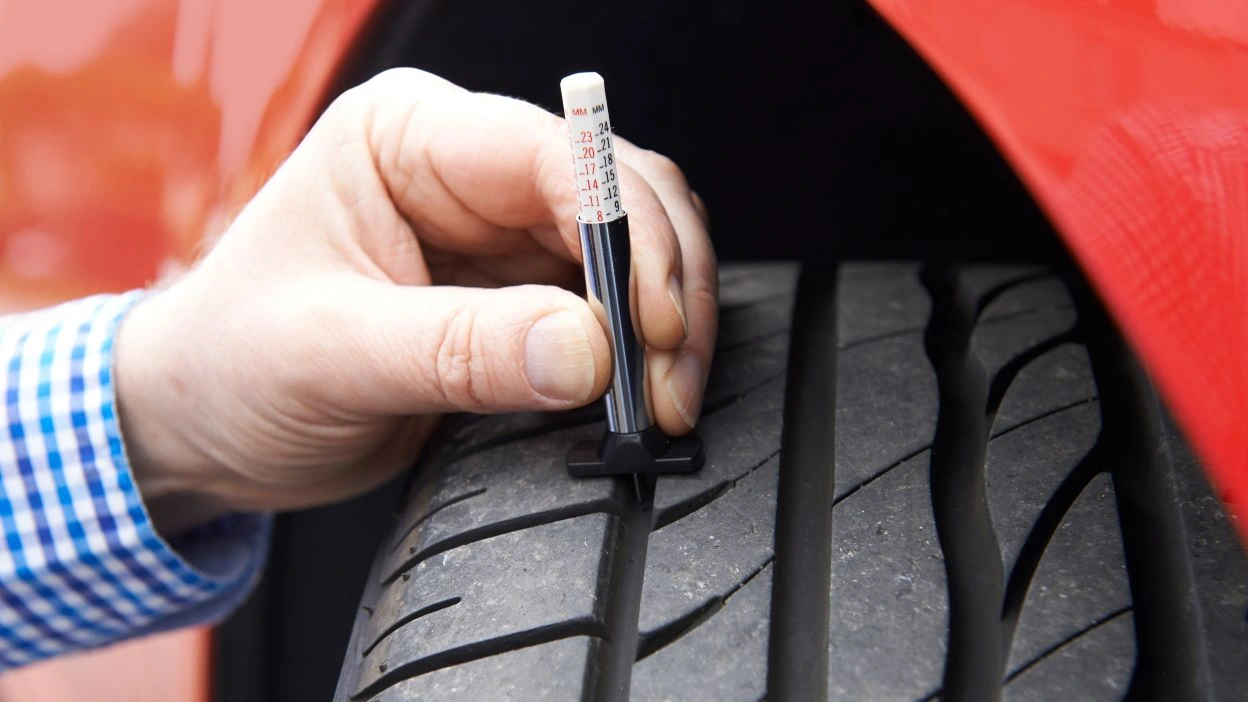 wartość minimalna głębokości bieżnika