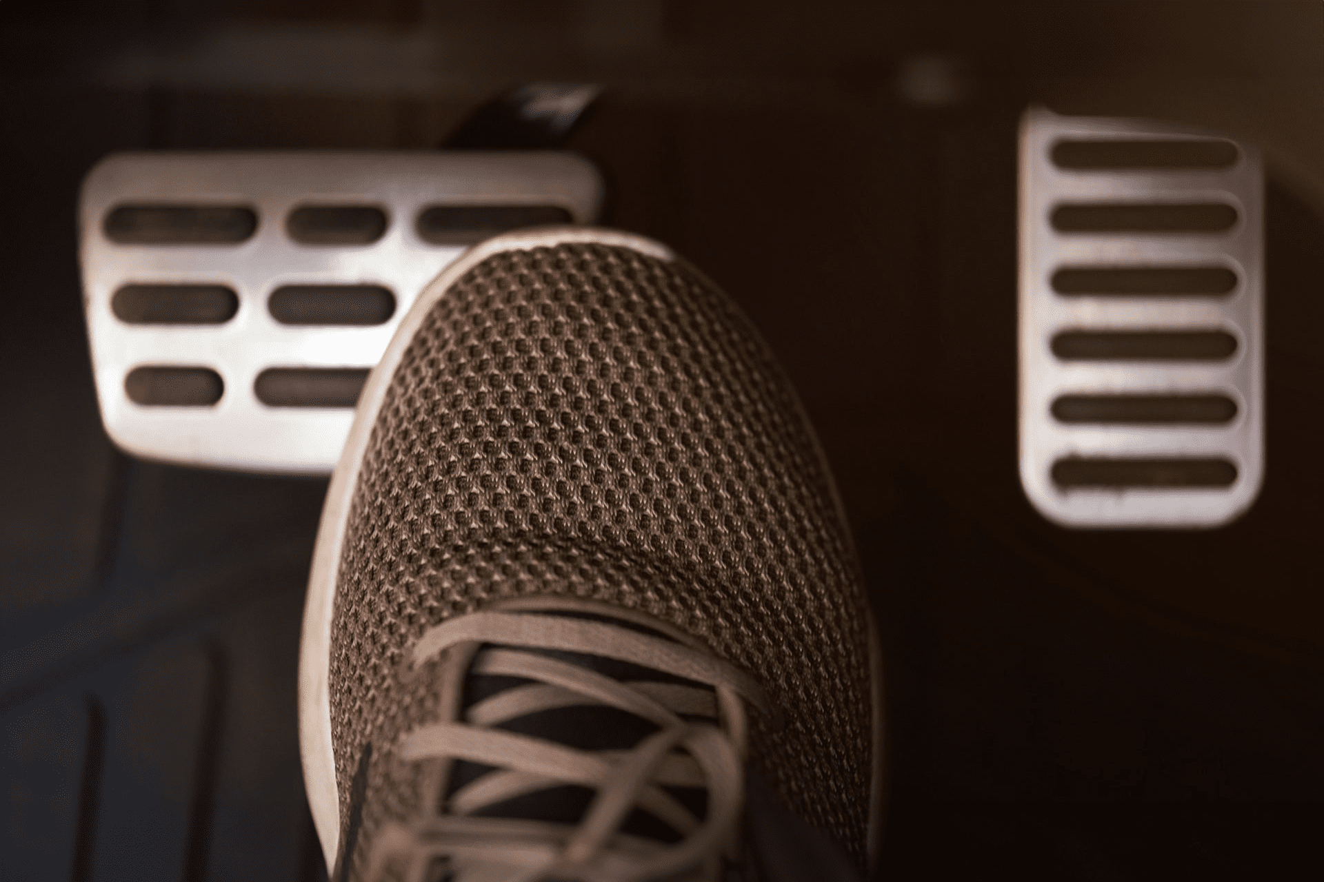 wpływ głębokości bieżnika na bezpieczeństwo