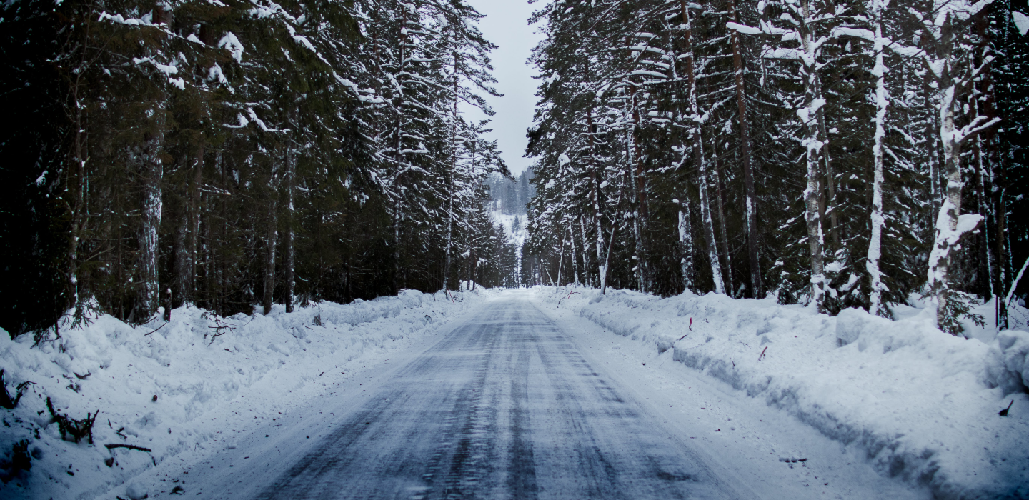 zdjęcie zaśnieżonej drogi