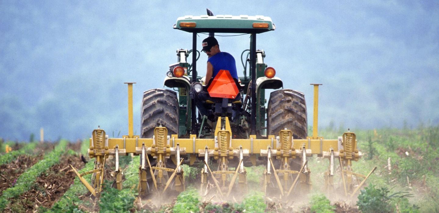 zdjecie traktora orającego pole