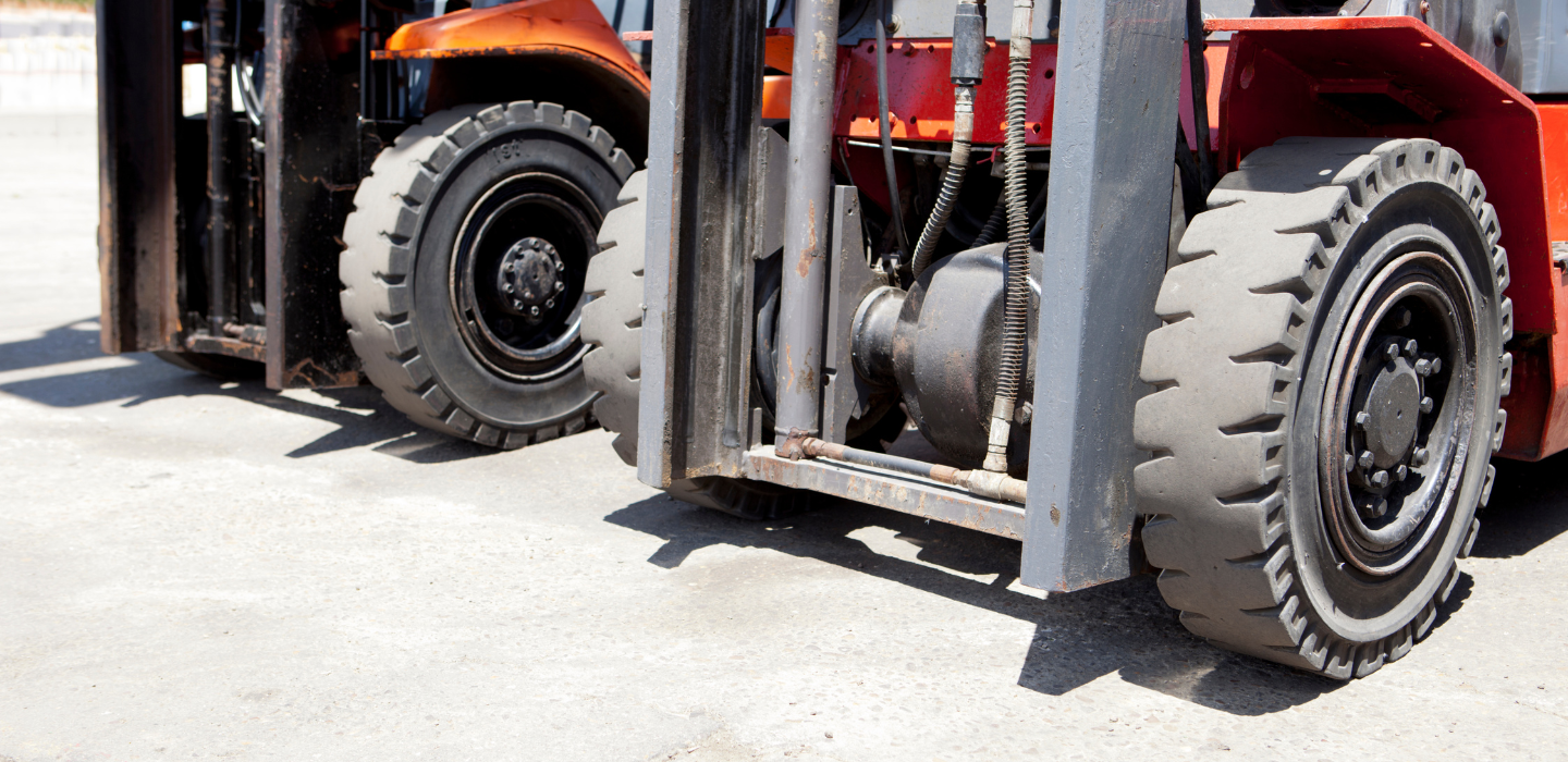 zdjecie dwóch wózków widłoowych