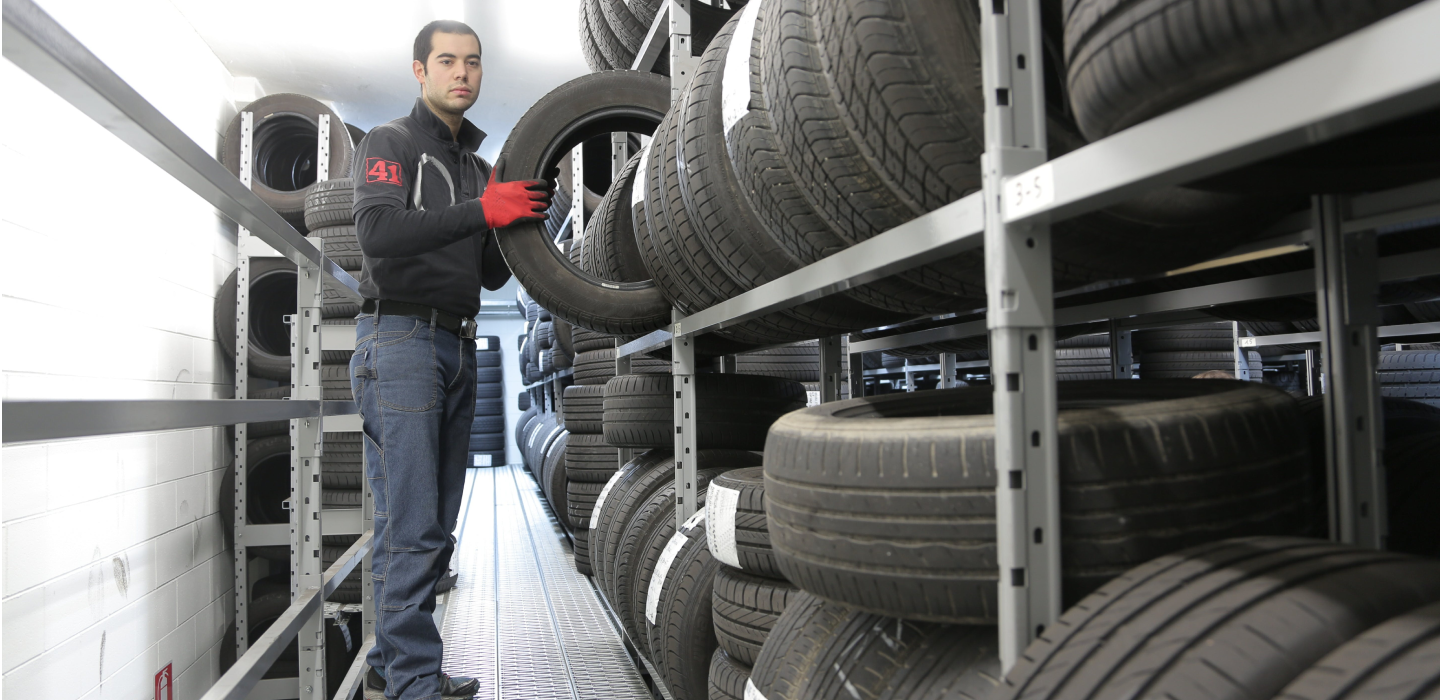 zdjęcie pracownika magazynu z oponami