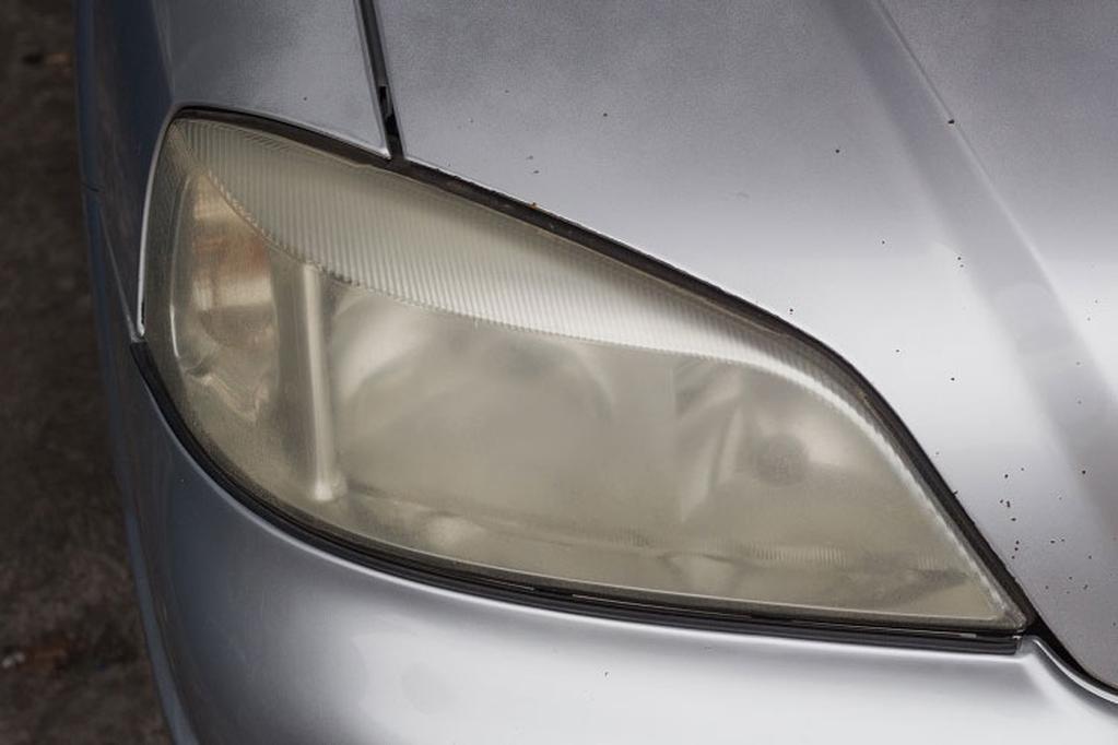 zniszczana lampa samochodu