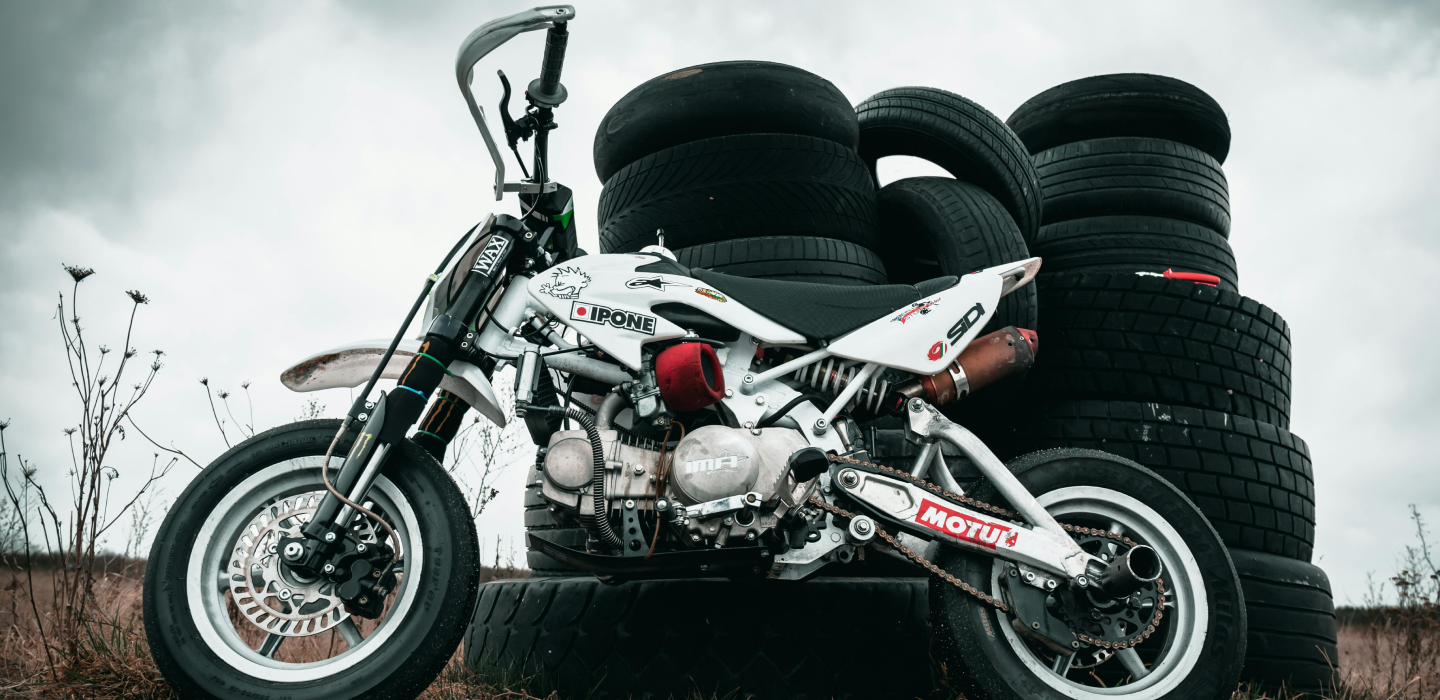 motor krosowy na tle opon