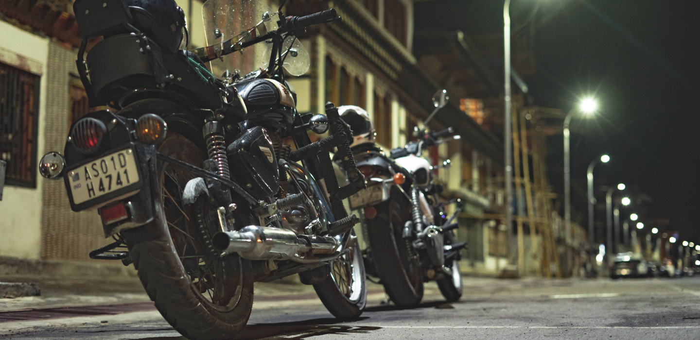 dwa motory turystyczne stojące przy ulicy