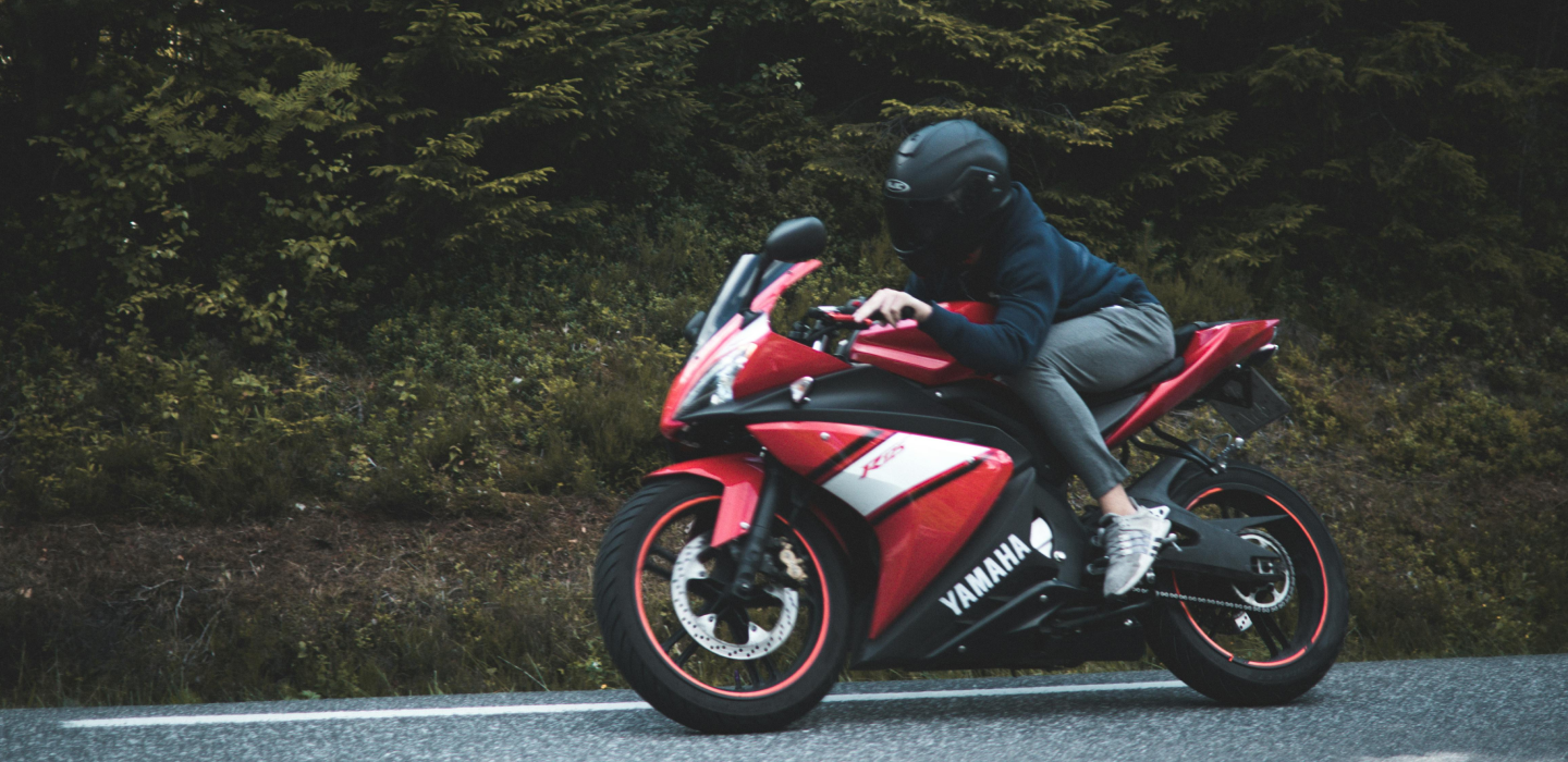 motocyklista na motorze sportowym