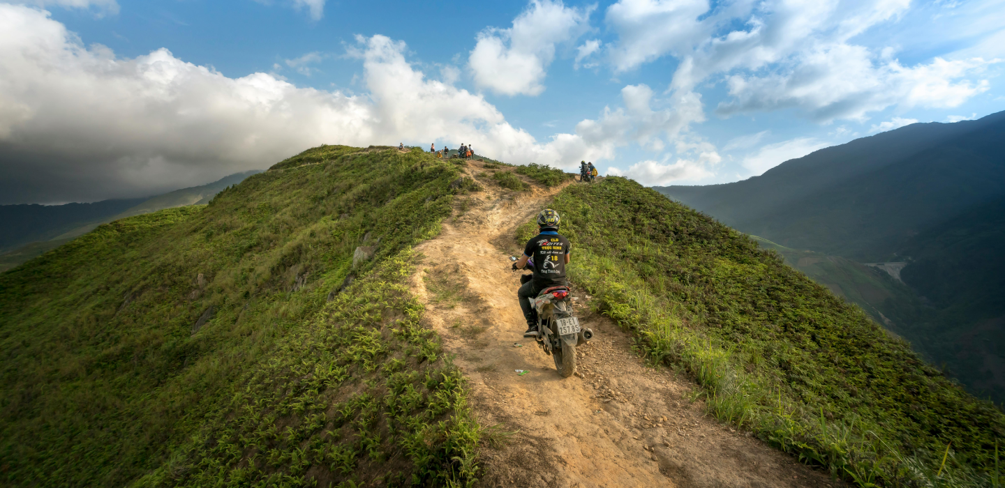 motocyklista na motocyklu krosowym na górskiej trasie