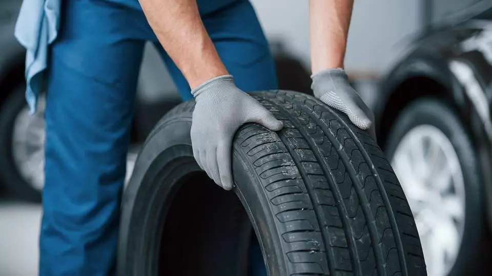 Ile lat mogą mieć opony? Maksymalny wiek opon. 