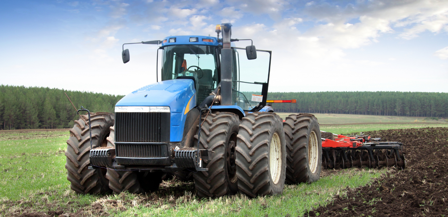 zdjecie traktora orającego pole