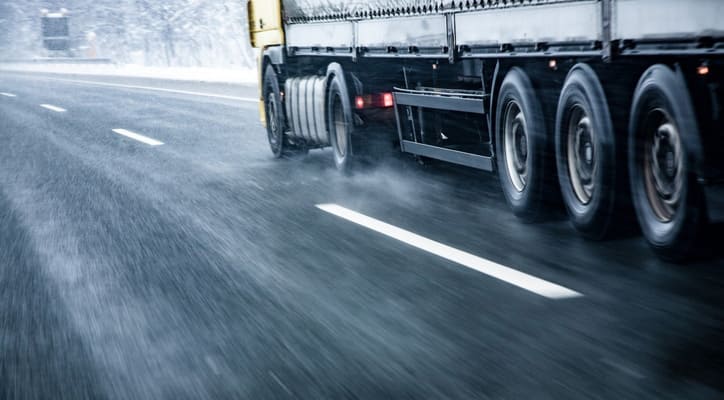 wpływ warunków atmosferycznych na zużycie opon ciężarowych
